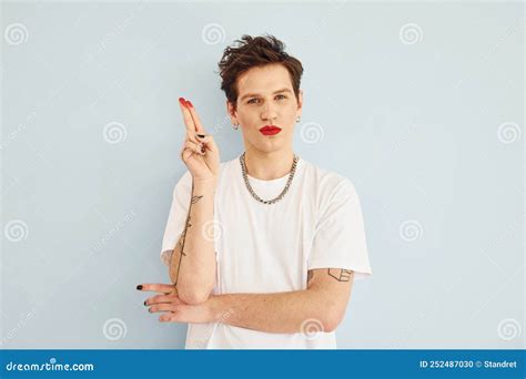 Un Joven Gay Est Parado En El Estudio Posando Para Una C Mara Labios De L Piz Labial Rojo Foto