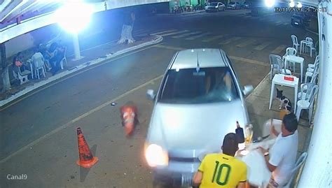 Vídeo Vídeo mostra o exato momento em que carro avança na contramão e