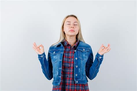 Jeune femme blonde charmante isolée Photo Gratuite