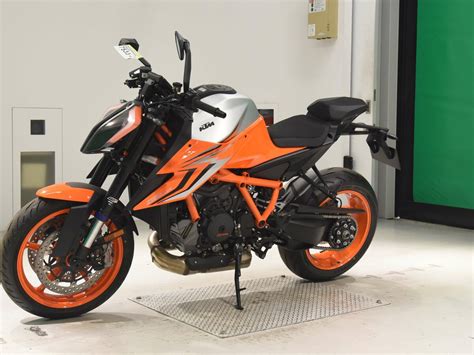 Купить б у KTM 1290 Super Duke R инжектор 6 передач в Москве оранжевый naked bike 2022 года на