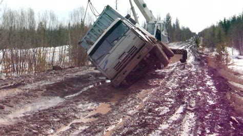 Кран поднимает камаз на зимнике. - YouTube