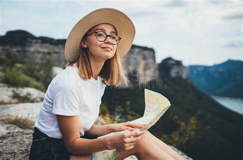 Jeune Touriste Blonde Tient Dans Les Mains Carte Du Paysage Et Regarde Vue Haut De Montagne