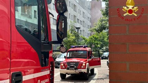 Como Incendio In Un Box Le Fiamme Danneggiano Anche L Appartamento Di