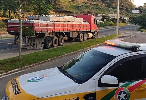 Homem Sem Cnh Flagrado Dirigindo Carreta Carregada Em Santa Catarina