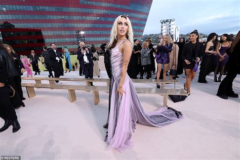 Miley Cyrus Anne Hathaway Paris Hilton And Dua Lipa At Versace Show Hot Lifestyle News