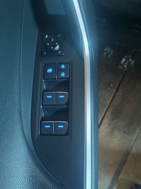 Кнопки стеклоподъемников — Toyota RAV4 (5G), 2,5 л, 2019 года | тюнинг ...