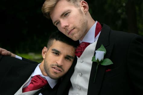 Las Bodas Gay Novios Pares Presentan Para Las Im Genes Despu S De Su Ceremonia De Boda En