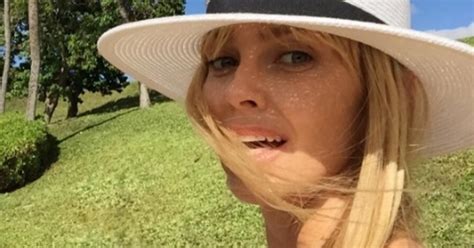 Izabella Scorupco W Bikini Co Za Cia O Plejada Pl