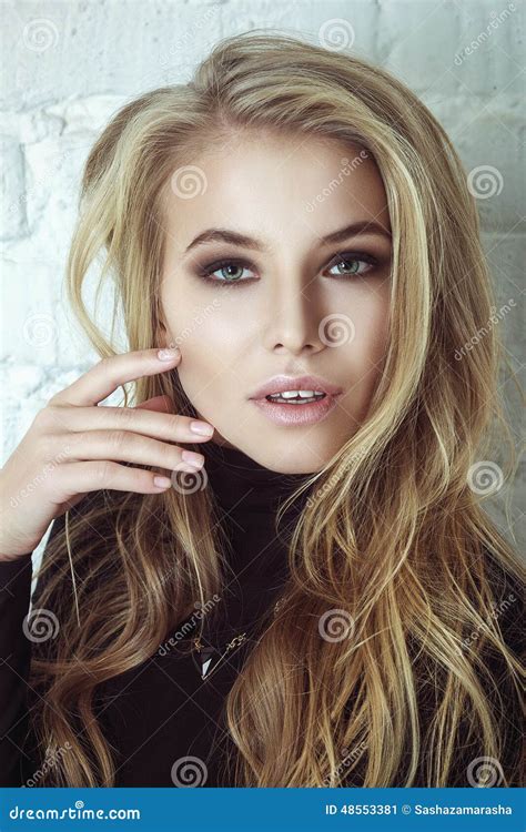 Portret Van Mooie Blonde Vrouw Krullend Lang Haar Stock Afbeelding Image Of Mooi Zuiver