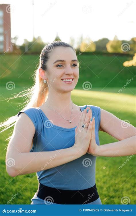 La Mujer Hermosa Joven Que Hace Yoga Ejercita En Parque Foto De Archivo