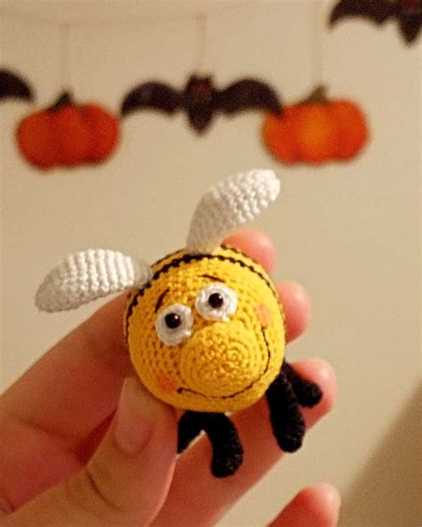 вязаная пчела амигуруми