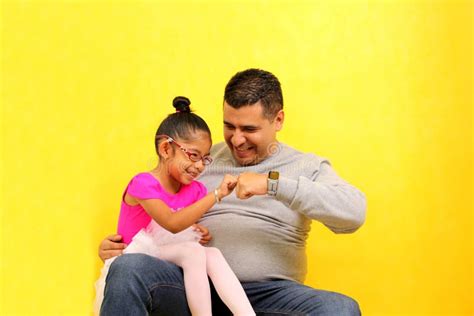 O Pai Solteiro Divorciado E Marrom Carrega A Sua Filha Latina Vestida De Bailarina Que Eles