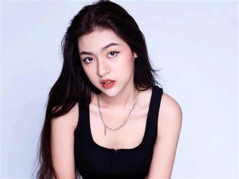 Động thái lạ của hot girl nắm giữ bí mật đời sống tình dục của sao nam