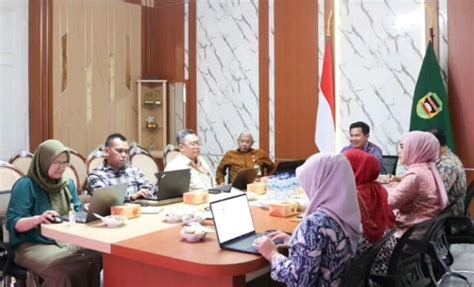 Sekretaris Daerah Kabupaten Purwakarta Norman Nugraha Memimpin Rapat