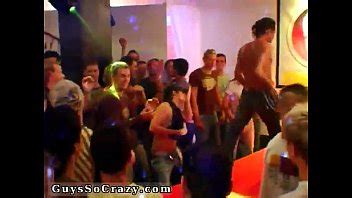 Grupo de hombres heterosexuales masturbándose gay girando y retorciéndose y tomándolo XVIDEOS