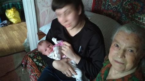Создать мем "прабабушка с правнуком, умерла бабушка, бабушки ...