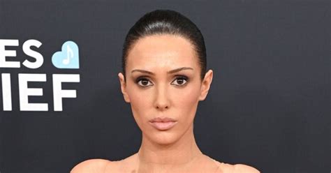 Kanye S Wife Bianca Walks Grammys Red Carpet In Fully Nude Outfit