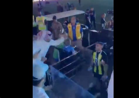 Supercoupe Arabie Saoudite Un Supporter Ass Ne Coups De Fouet Ce Joueur Apr S La D Faite