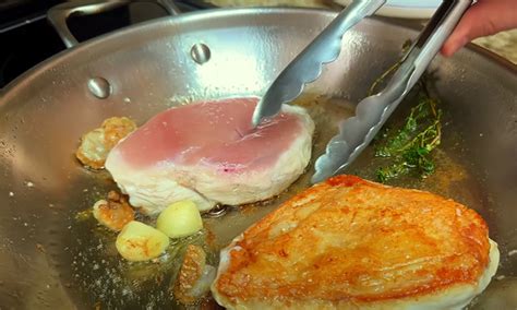 Самый правильный способ жарки куриной грудки на сковороде: мясо не ...