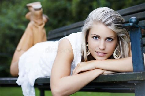 Femme Sexy En Parc Image Stock Image Du Blonde Bouche