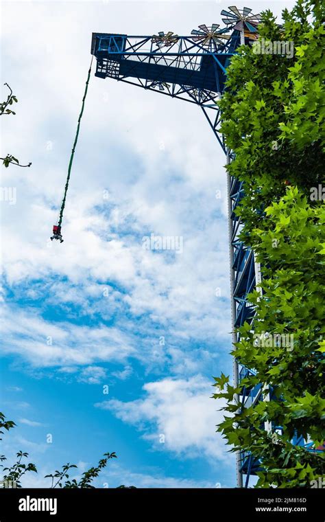 Sky tower bungee jumping hi-res stock photography and images - Alamy