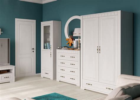 Шкаф с вешалками для одежды в спальню - 82 фото