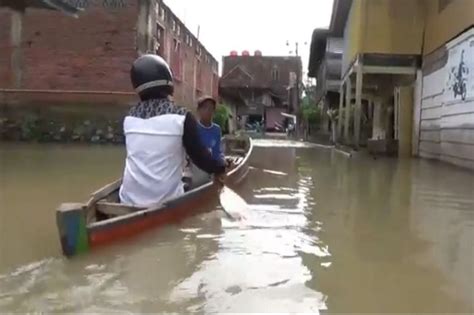 Banjir Setinggi Meter Rendam Rumah Di Wajo Warga Mengungsi Di Tenda