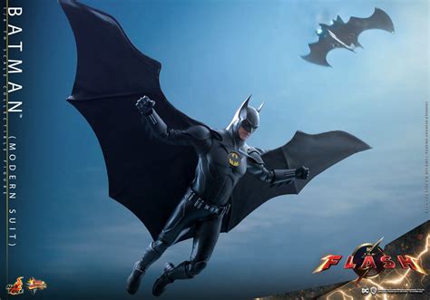 Galería Imagen de la figura de Hot Toys de Batman a escala
