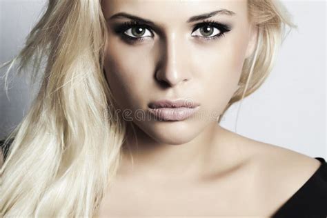 Belle Fille Blonde Avec Le Maquillage Vert D Eyes Woman Professional Image Stock Image Du
