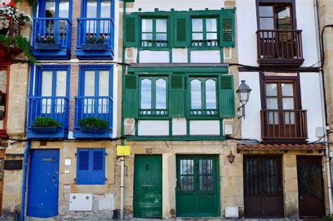 Edificios Vibrantes Con Ventanas Y Balcones De Diferentes Colores En El