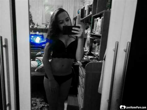 Cute Teen Shows Off Her Curves Sensually Nude Pics XHamster