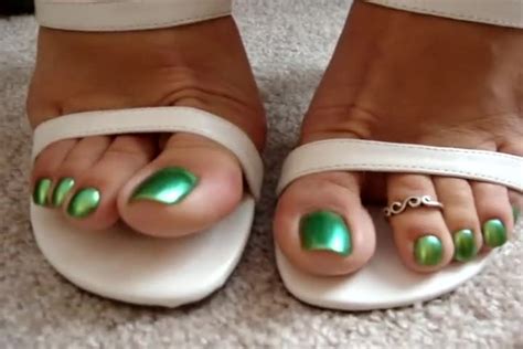 Lusty MILF Wiggling Her Pretty Toes With Exotic Green Nail Polish Feet