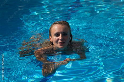 Foto De Sexy Girl In Bikini Swimms In Swimming Pool Do Stock Adobe Stock