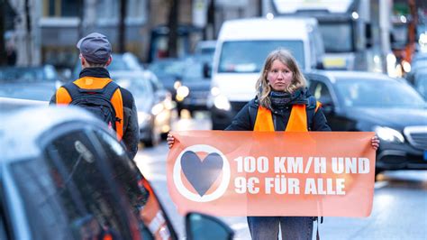 Bei Straßen Blockade in München Fahrer schiebt Aktivisten mit Auto weg