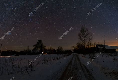 La Carretera En El Pueblo Ruso Helada Y Nevada Por La Noche Los