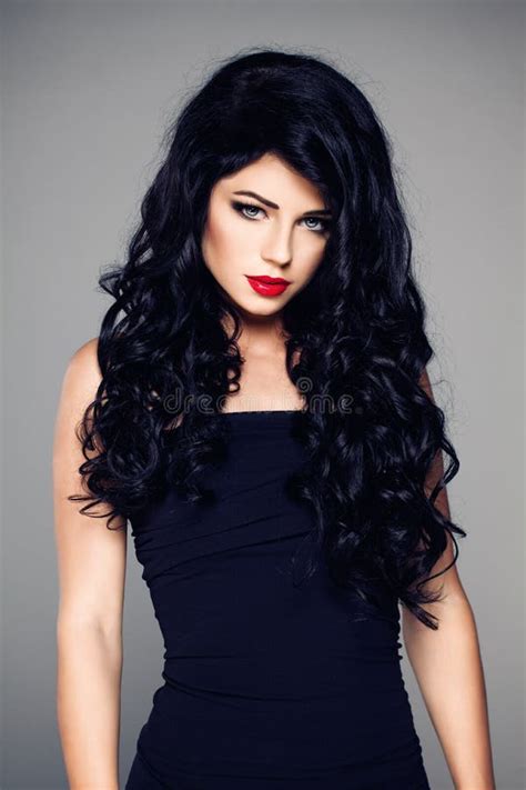 Bezauberndes Brunette Frauen Mode Modell Mit Dem Gelockten Haar Stockfoto Bild Von Gesund