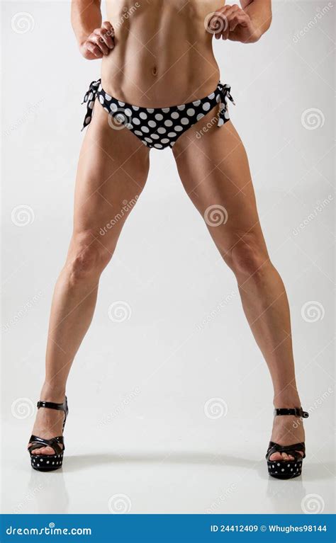 Un Femme Dans Un Bikini Noir Et Blanc Image stock Image du nudité lacet 24412409