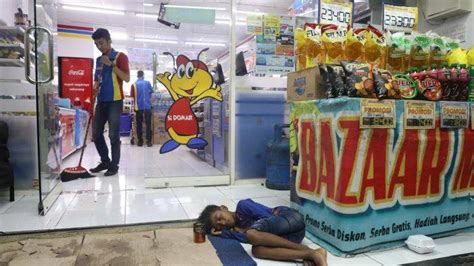 Foto Anak Jalanan Tidur Di Depan Minimarket Pengayoman Makassar Tribun