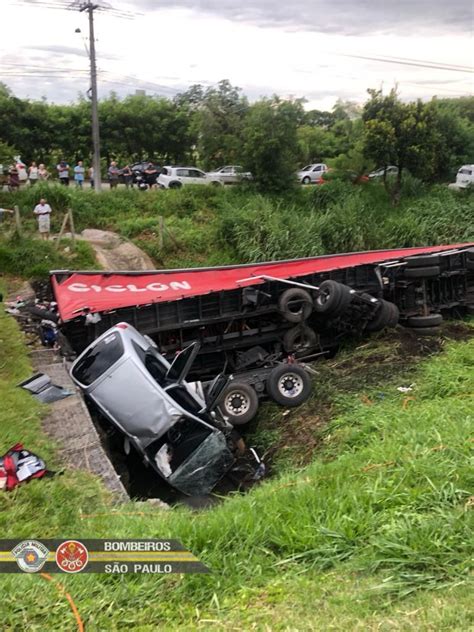 Carreta Colide Carro Cai Em Ribanceira Motorista Morre E Cinco