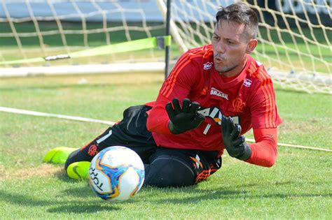 Diego Alves volta ao Fla cansado de promessas Quero títulos