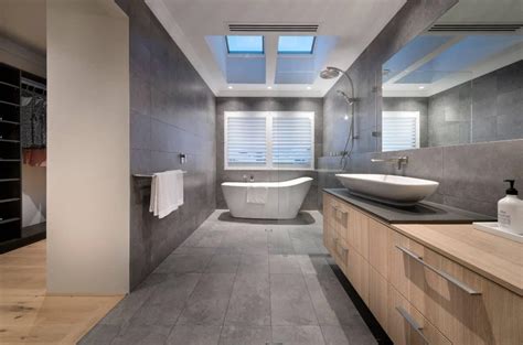 50 Primary Bathrooms with Skylights (Photos)