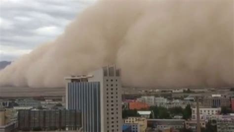 Una Espectacular Tormenta De Arena Envuelve La Ciudad China De Golmud