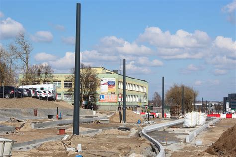 Budowa linii tramwajowej w ulicy Wyszyńskiego w pobliżu skrzyżowania z