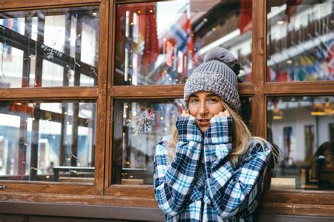 Jeune Belle Blonde Fille Se Frotte Les Mains Dans Le Froid Hiver Photo Stock Image Du Jupe