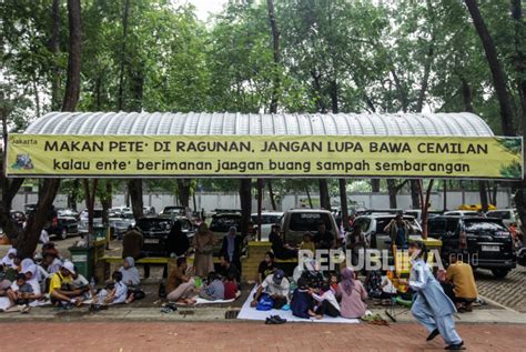 Libur Akhir Tahun Taman Margasatwa Ragunan Ramai Pengunjung