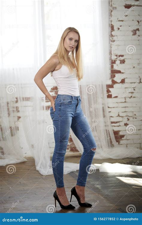 Mooie Blonde Tieners Stelt Zich Voor In Studio Met Een Witte Tank En