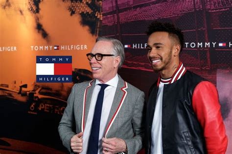 Люис Хамилтън и самият Томи Хилфигър представиха съвместна колекция