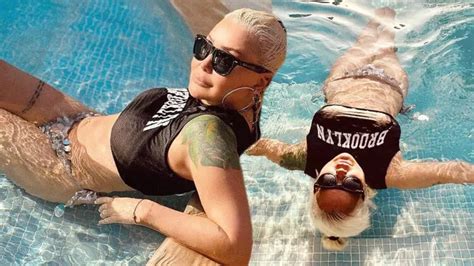 Yonca Evcimik bikini sezonunu açtı Kim der ki yaşında