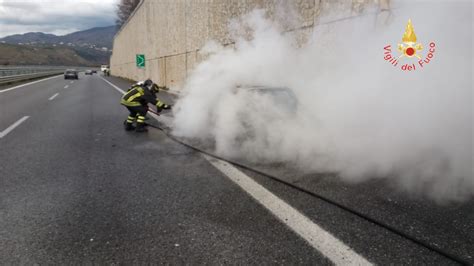 Foto Auto In Fiamme Sull Autostrada A Del Mediterraneo Le Immagini