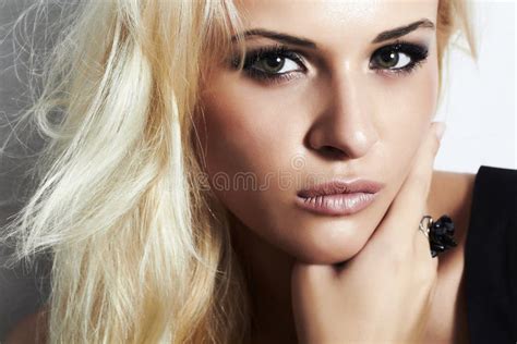 Belle Fille Blonde Avec Le Maquillage Fumeux D Eyes Beauty Woman Professional Photo Stock